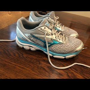 Women’s Mizuno running shoes